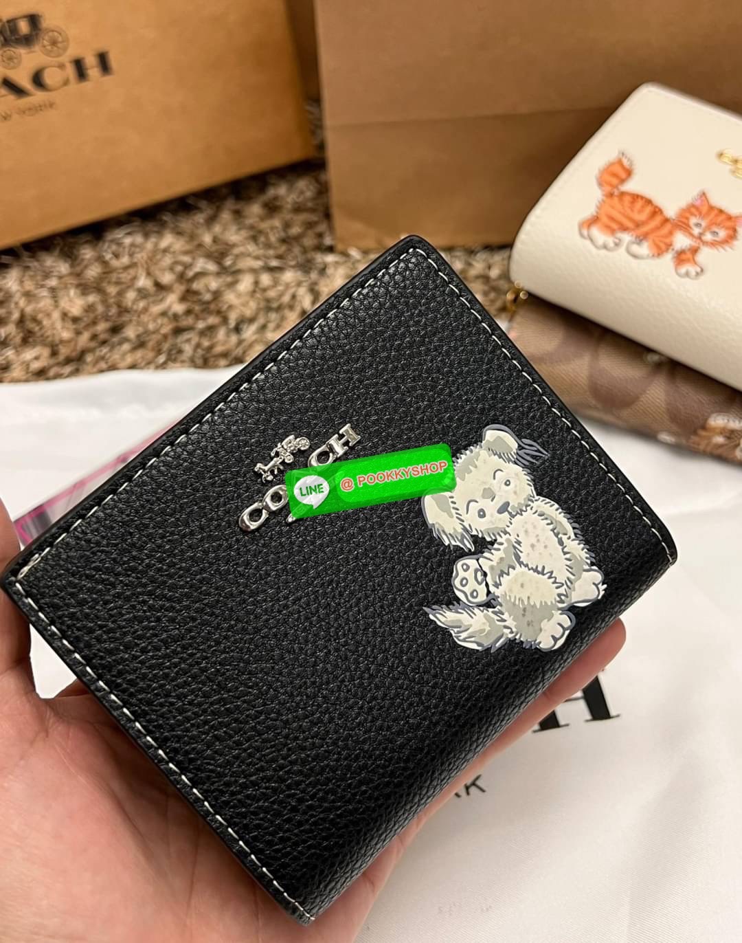 COACH SNAP WALLET ((cc472//cc920//cc922)) 🌍พร้อมส่ง ใหม่ล่าสุด สุดคิ้วว ห้ามพลาดก่อนหมดค่ะ! ✔️กระเป๋าเงินใบสั้น หนังแท้ สกรีนล์ลายน้องหมา//น้องแมว สุดน่ารักมากค่ะ ✔️เปิดปิดกระเป๋าแบบกระดุม ภายในมีช่องเสียบบัตร6ช่อง//ช่องใส่ธนบัตรตามย