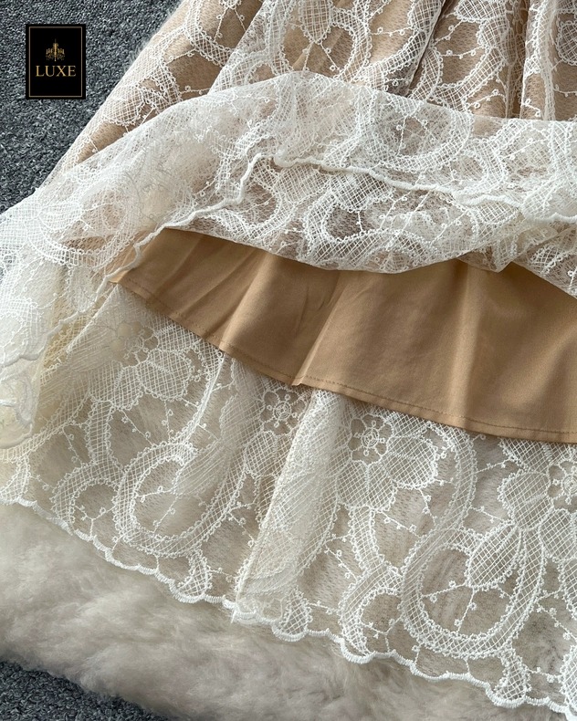 เดรสแฟชั่น เดรสเสื้อคอกลมแขนสั้น กระโปรงจับจีบทรงเอ เสื้อแต่งด้วยริบบิ้นและดอกไม้ลูกปัดสีทอง