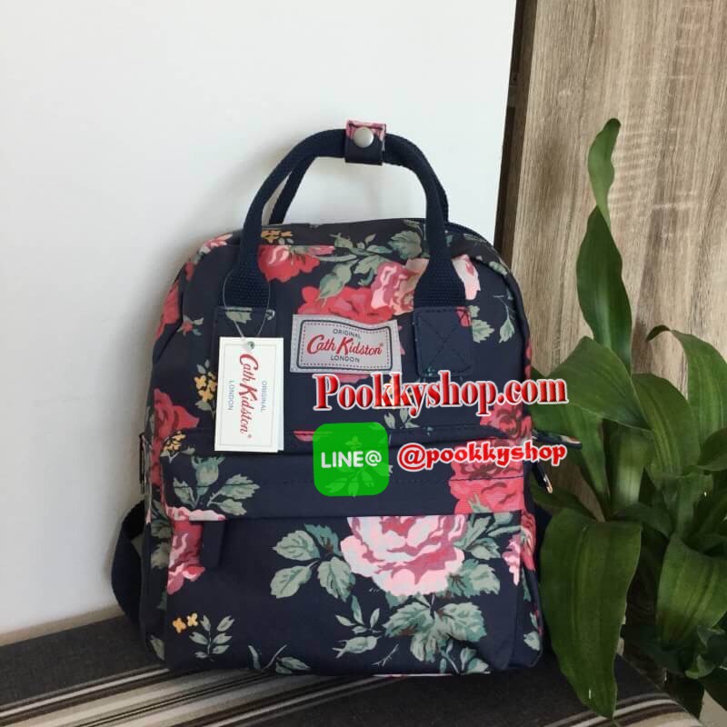 cath kidston Mini Backpack Bag กระเป๋าสะพายเป้รุ่นมินิ แบรนด์ดังสไตล์วินเทจสุดฮิต วัสดุ Canvas เคลือบกันน้ำสามารถเช็ดทำความสะอาดได้ เปิดปิดด้วยซิปสะดวกใช้ ด้านหน้าประดับโลโก้ cath Kidston พร้อมช่องซิปด้านนอกใส่กระเป๋าสตางค์ มือถือได้ ด้านในมีช่องซิป สามาร