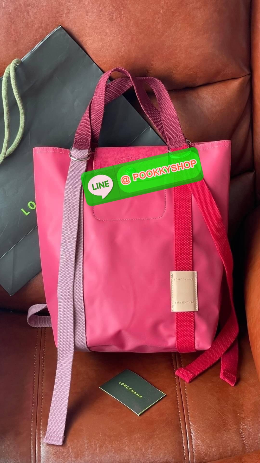 💕LONGCHAMP LE PLIAGE RE-PLAY Tote bag S เป็นอีกรุ่นที่น่าสนใจในการออกแบบ กระเป๋าโท้ทแนวตั้งที่กว้างขวางมีน้ำหนักเบา ใช้งานได้จริง ปิดด้วยกระดุมแป๊กและสามารถถือด้วยมือ สะพายไหล่ และสะพายข้างลำตัว Le Pliage Re-Play เวอร์ชันใหม่นี้ยังคงเติมชีวิตชีวา