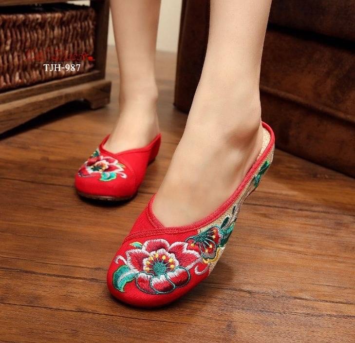 สินค้าพร้อมส่ง ต้อนรับเทศกาลตรุษจีน รองเท้าปักนำเข้า วัสดุผ้าแคนวาส งานสวย ใส่สบายค่ะ เสริมส้นด้านใน ของมาน้อย ห้ามพลาดนะคะ