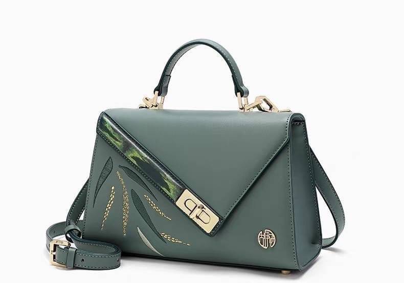 PISAMAI BAG 👜 กระเป๋าแฟชั่นทรง hermes รุ่น kelly ตัวกระเป๋าหนังสีพื้น ตัดลายกับหนังด้ามจับและตัวล็อก มีสายสะพายยาวให้ในตัว ใบใหญ่ใส่ iphone promax ได้สบายๆเลยค้า