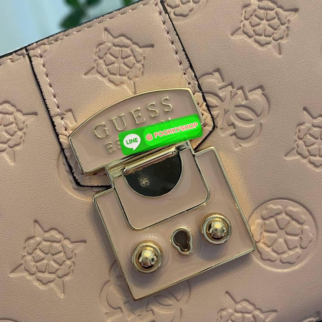 Guess Long Wallet กระเป๋าเงินใบยาวซิปรอบ ด้านหน้ามีโลโก้แบรนด์สีเข้ากระเป๋าสวยสะดุดตา รุ่นนี้มีสายคล้องมือมาให้ เพื่อใช้งานง่ายและสะดวกมากยิ่งขึ้น ด้านในมีช่องใส่ธนบัตร ช่องใส่บัตร และช่องซิปใส่เหรียญค่ะ