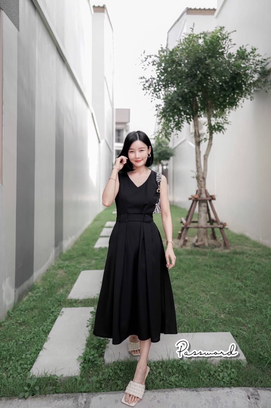 เดรสผ้าซาร่า ทรงสวยสะกดมาใหม่ค่า มีโบว์ผูกมาให้ด้วยน้า จะใส่ผูกซ้าย ขวา หน้า หลัง คือได้หมดค่ะ หรือใครสายชิล จะใส่ปล่อยๆ ก็ยังทรงสวยเน้อ เพราะ เราเย็บเอวให้เข้ารูป ใส่แล้วรับรองดูเป็นสาวเอวคอดแน่นอน แพทเทิร์นสวยปัง ใส่ไปทำงาน ไปดินเนอร์ ไปคาเฟ่ ได้ทุกลุคค