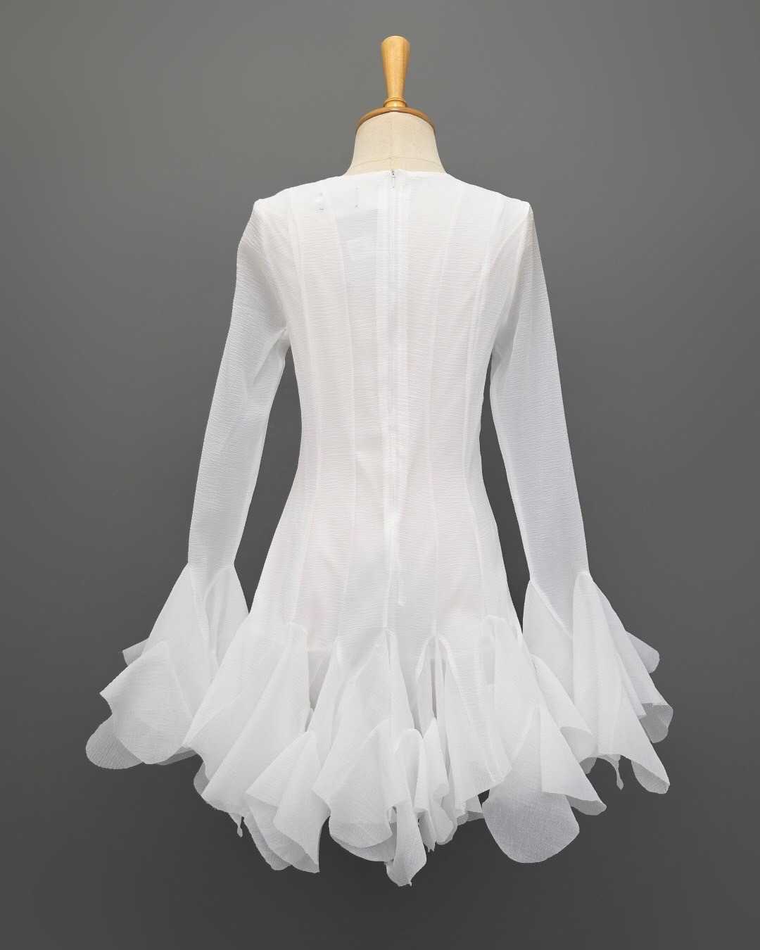 เดรสแฟชั่น เดรสกระโปรงสั้น เสื้อคอวีแขนยาว ตีเกล็ดเข้ารูป