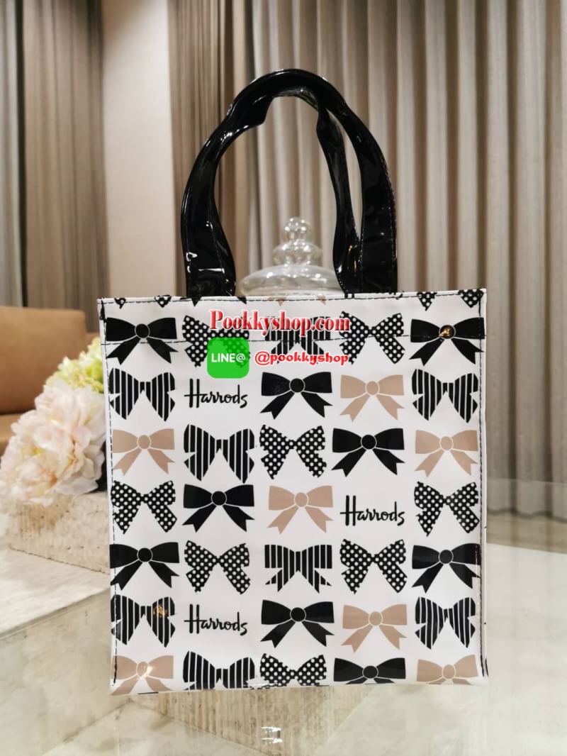 ลายนี้เข้าแล้วนะคะ! พร้อมส่งไอเท็มยอดนิยม! Harrods London Top-handle Shopping Bag กระเป๋า Shopping แบรนด์ดังจากอังกฤษรุ่นยอดนิยมวัสดุ PVC+Polyester 100% ของแท้เนื้อหนาอยู่ทรงกันน้ำ ขนาดกำลังดี น้ำหนักเบา เปิดปิดด้วยซิปสะดวกใช้หัวซิปปั้มโลโก้แบรนด์อะไหล่เง