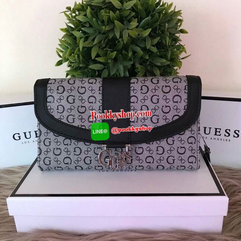 Guess leather wallet กระเป๋าสตางค์ใบกลาง ด้านหน้าแต่งโลโก้แบรนด์โลหะสวยหรูลายซิกเนเจอร์ของแบรนด์ ภายในมีช่องใส่ธนบัตร บัตรต่างๆ ช่องใส่รูป มีช่องยาว 3 ช่อง ใส่ธนบัตร ด้านหลังมีช่องซิปใส่เหรียญ ปิดเปิดใช้งานสะดวก ถือถนัดมือ ขนาดกำลังพอเหมาะ ดีไซร์หรูสวยงาม