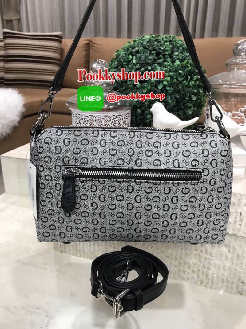 GUESS SHOULDER BAG WITH EXTRA STRAPS 2018 กระเป๋าสะพายรุ่นใหม่หนังสวยอยู่ทรงสกรีนโลโก้แบรนด์รอบใบปักดอกไม้โดดเด่นตามคอนเซ็ปคอลเลคชั่นนี้ รุ่นนี้พิเศษที่มาพร้อมสายสะพาย2สาย ทั้งสายสั้นสะพายไหล่และสายยาว Crossbody ถอดปรับได้ เปิดปิดด้วยซิป ภายในมีช่องแบ่ง3ช