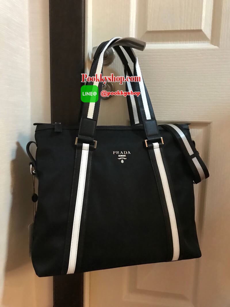 Don't Miss! PRADA NYLON LARGE HANDBAG กระเป๋าถือหรือสะพาย Limited edition VIP Gift With Purchase (GWP) จากเคาน์เตอร์แบรนด์วัสดุ Nylon&Polyester100% เนื้อหนาคุณภาพดีตามแบบฉบับแบรนด์ ด้านหน้าประดับโลโก้เปิดปิดด้วยซิปสะดวกใช้ หูกระเป๋าและสายสะพายสีดำตัด