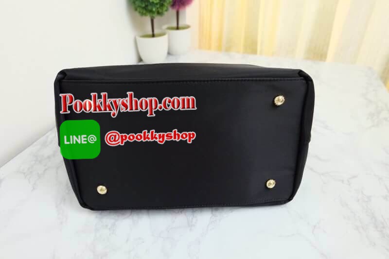 Re-stock Best seller พรีเมี่ยมกิ้ฟจากเคาเตอร์ต่างประเทศ กระเป๋า สวยๆ จาก แบรนด์ PRADA เป็นกระเป๋า ใบสวยรุ่นหายาก ขนาดกำลังดี เลิศมาก ใช้แล้วไฮโซ สวยเกินราคาแน่นอนคะ ภายในมีช่องแบ่ง เก็บของอย่างดี ใบนี้ ห้ามพลาดเลย มาจำนวนจำกัดนะคะ