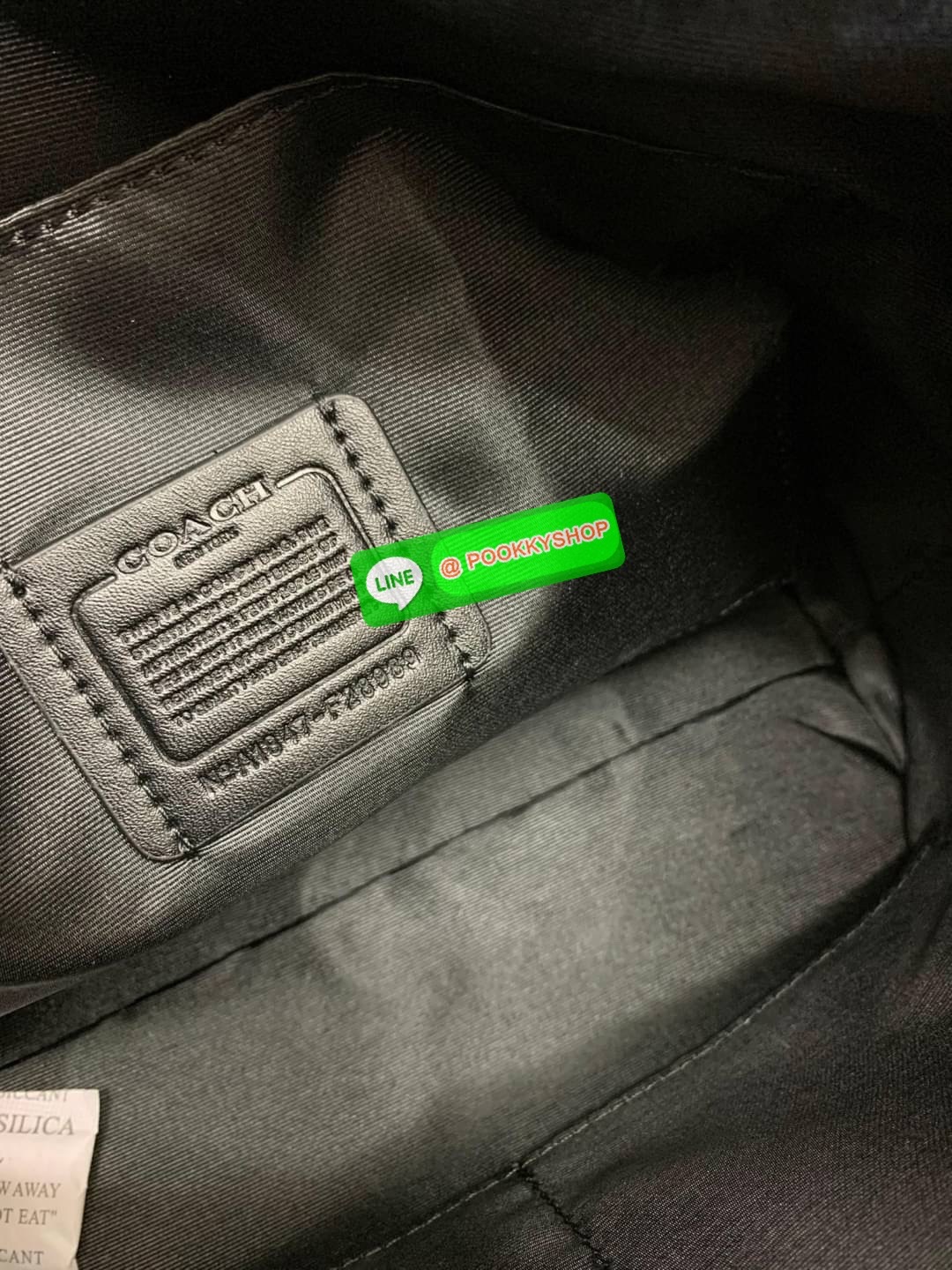 COACH 28989 KELSEY IN SIGNATURE CANVAS SHOULDER BAG กลับมาอีกครั้ง คุณภาพเต็ม100 เหมือนเดิม ไม่หักเลยจ้าา กระเป๋าทรงพัด หิ้วหรือสะพายข้างได้ หนังแท้ลายแคนวาส หนังนิ่มมากๆ สัมผัสแล้วคือใช่เลยจ้าา! เปิด-ปิดกระเป๋าแบบซิป ปากกระเป๋ากว้างหยิบจับสัมภาระง่าย ภาย