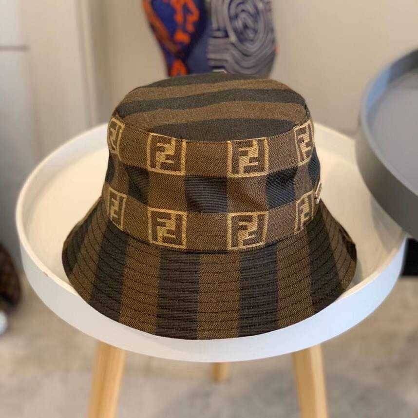 🎀หมวก FENDI Bucket ใส่สวย เหมาะกับหน้าหนาวนี้เลยจ้า สาวๆ สาวกงานแบรนด์ไม่ควรพลาดนะคร้าาา🎀