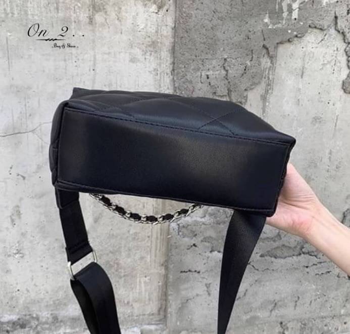 🇰🇷Korean style crossbody bag🇰🇷 🔹กระเป๋าสะพายข้าง หนังพียู 🔹PU Leather crossbody bag 🔹ตัวกระเป๋าเดินด้ายสีดำ เย็บตาราง 🔹สายสั้นเป็นสายโซ่ร้อยหนัง 🔹สายยาวผ้า ปรับความยาวได้ 🔹อะไ