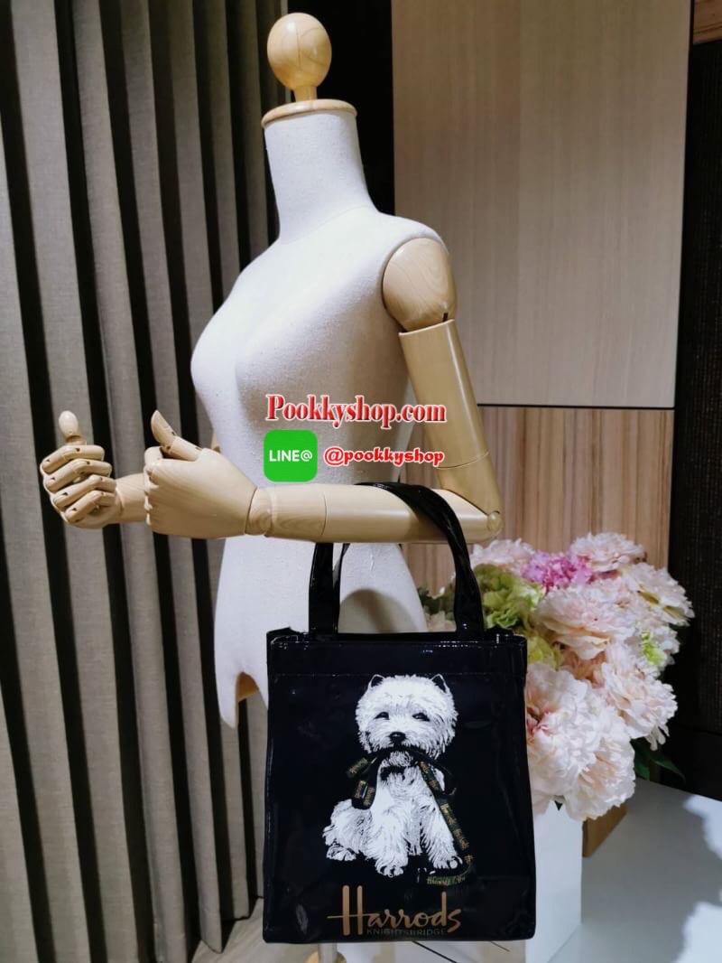 ลายนี้เข้าแล้วนะคะ! พร้อมส่งไอเท็มยอดนิยม! Harrods London Top-handle Shopping Bag กระเป๋า Shopping แบรนด์ดังจากอังกฤษรุ่นยอดนิยมวัสดุ PVC+Polyester 100% ของแท้เนื้อหนาอยู่ทรงกันน้ำ ขนาดกำลังดี น้ำหนักเบา เปิดปิดด้วยซิปสะดวกใช้หัวซิปปั้มโลโก้แบรนด์อะไหล่เง