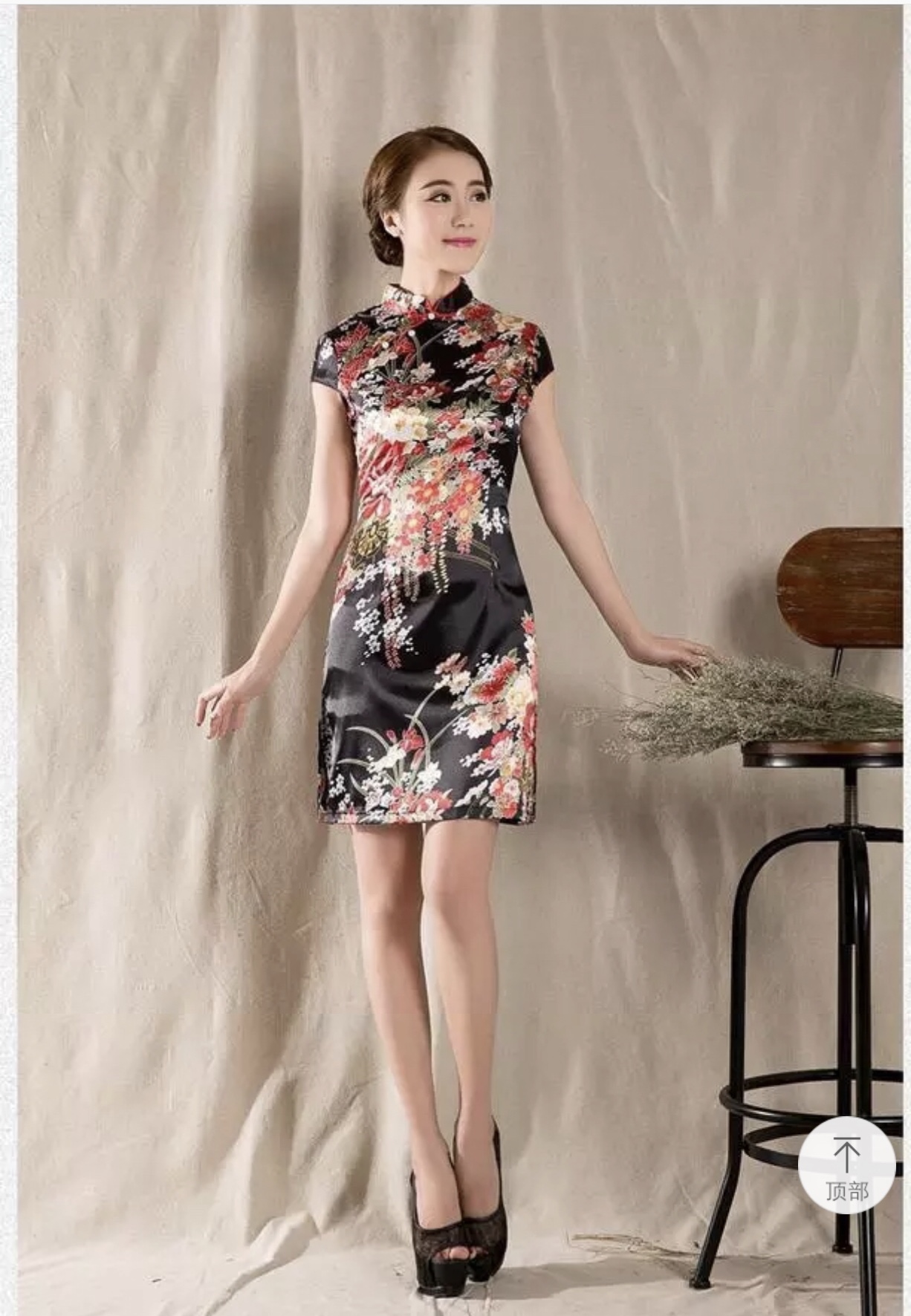 ชุดกี่เพ้าประยุกต์ ชุดกี่เพ้า สาวหมวยอินเตอร์ สีดำ ลายดอกไม้ แต่งแหวกข้าง