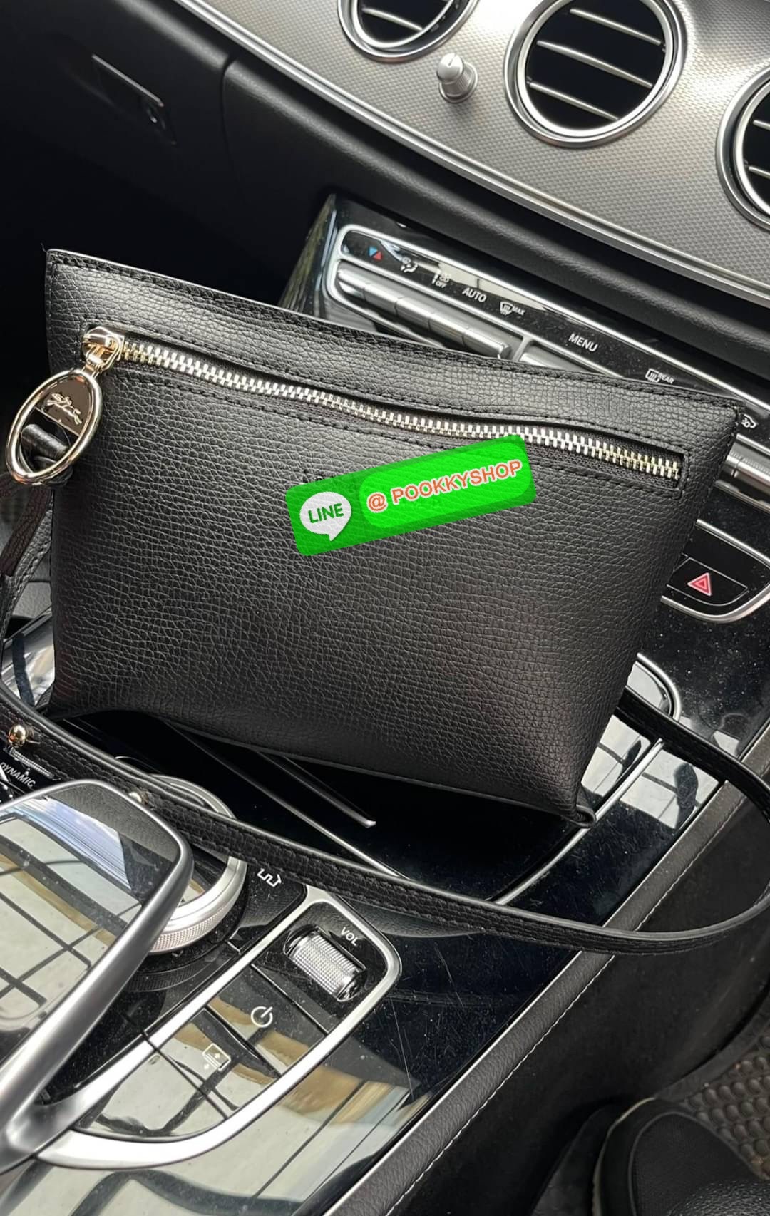 Longchamp MAILBOX Crossbody bag XS ดีไซน์ทรงคลัทช์ที่มีเส้นรูปทรงเรขาคณิตนี้จะรองรับสิ่งของจำเป็นทั้งหมดของคุณ มาพร้อมสายสะพายไหล่แบบปรับได้และถอดออกได้ สวมใส่ได้หลากหลายวิธีเพื่อเพลิดเพลินกับค่ำคืนของคุณอย่างอิสระ ได้แรงบันดาลใจมาจากMAILBOX การเย็บตะเข็บ