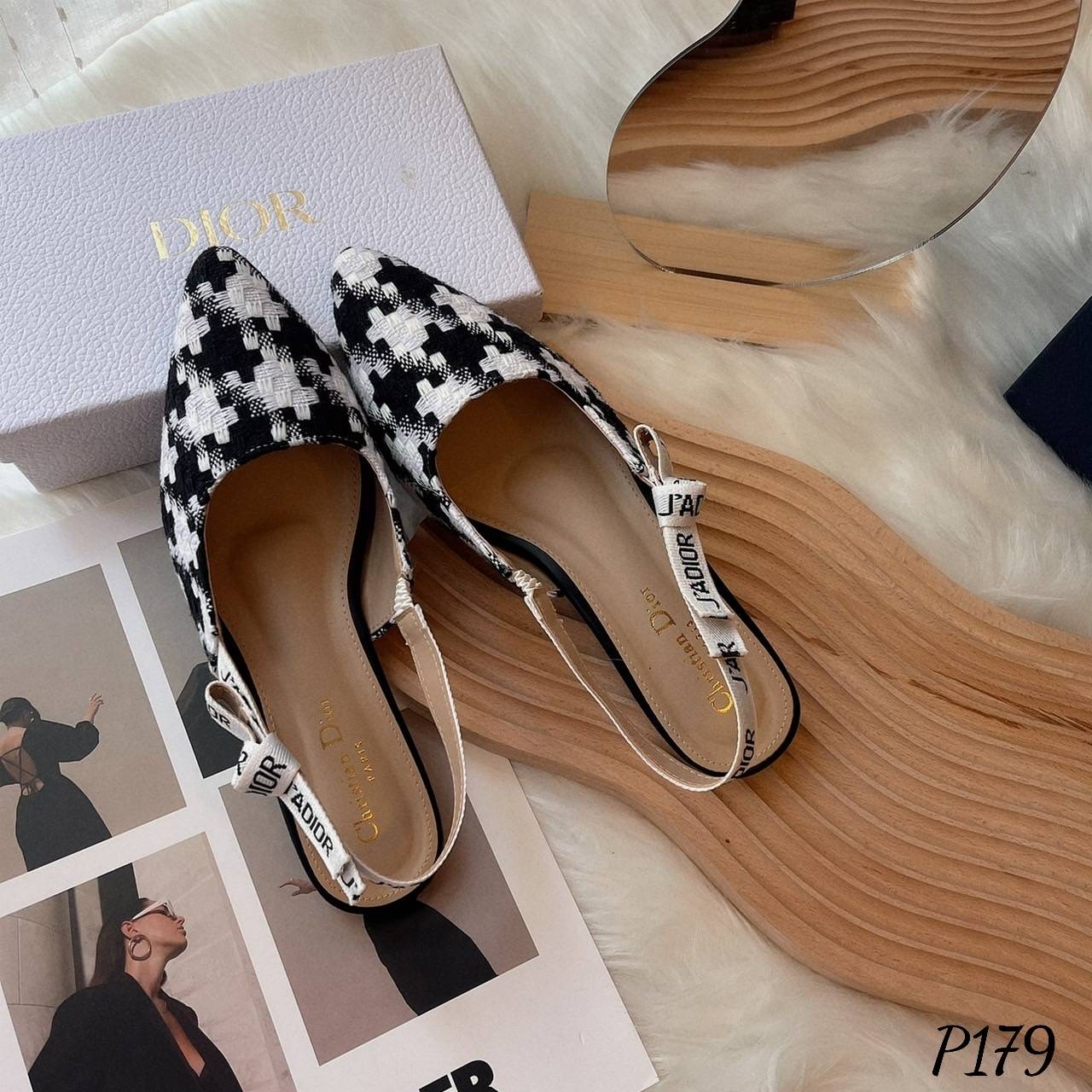 พร้อมส่ง มาใหม่ค่ะ รองเท้าคัทชูทรงหัวแหลม D ior ผ้าทอลาย ชิโนริ ลายใหม่ล่าสุด ตัวสายด้านหลัง เป็นรัดส้นตัดต่อยางยืด ทำให้สวมใส่ง่าย ไม่ขาด แข็งแรง ทรงสวยเก็บหน้าได้ดี ผ้านิ่มซับหนังนิ่มด้านในอีกชั้น คือน่ารักมาก ไม่ไหว เกินต้านสุดๆเลยค๊า