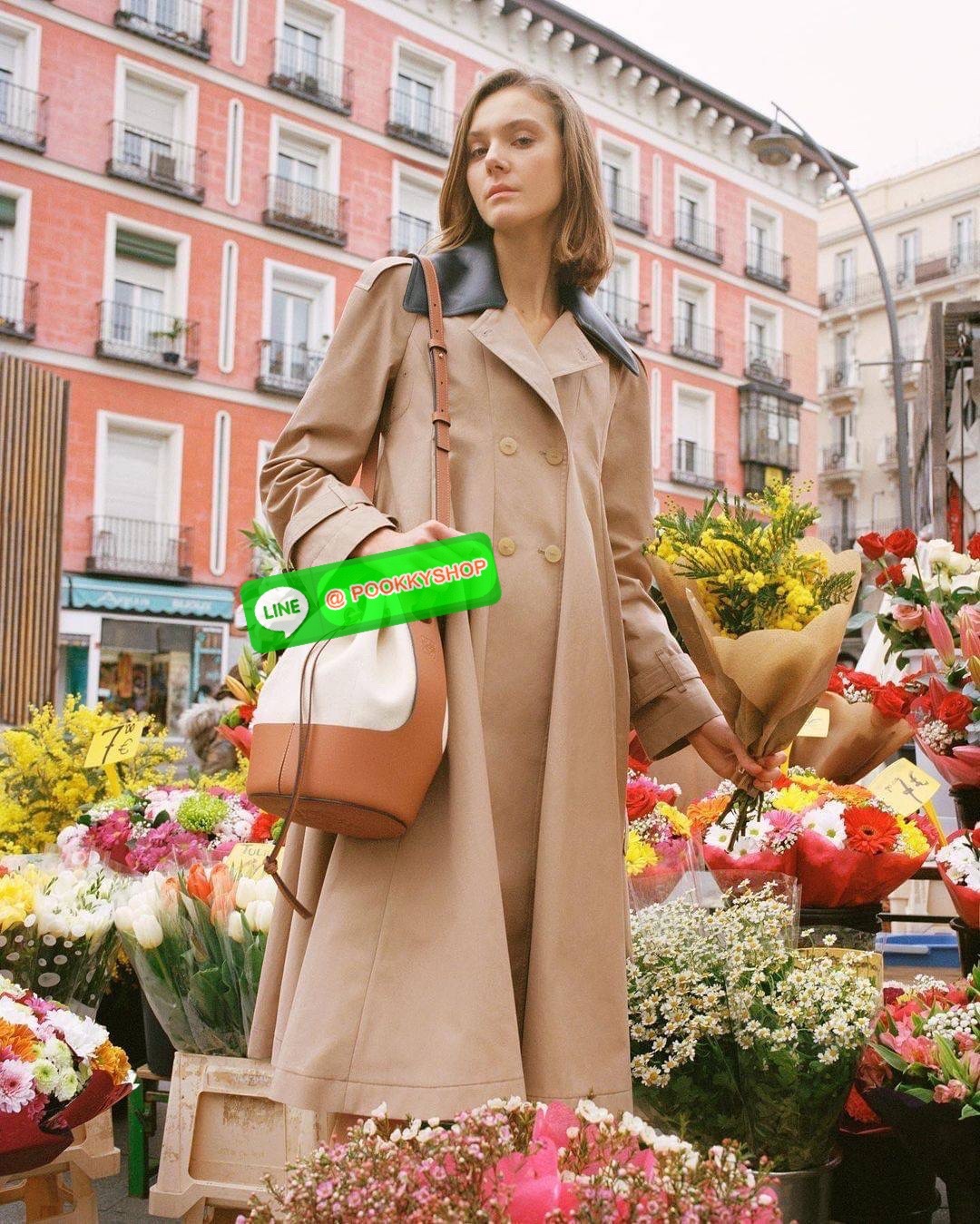 ✴️พร้อมส่งความสวย!✴️ NEW IN! LOEWE CROSSBODY BUCKET BAG GIFT WITH PURCHASE (GWP) กระเป๋าถือหรือสะพายพรีเมี่ยมกิ๊ฟ Limited Edition จาก LOEWE PERFUME DUTYFREE COUNTER วัสดุ Canvas & Leather calfskin ขนาดกำลังดี น้ำหนักเบา ภายในโล่งกว้างและจุ ส