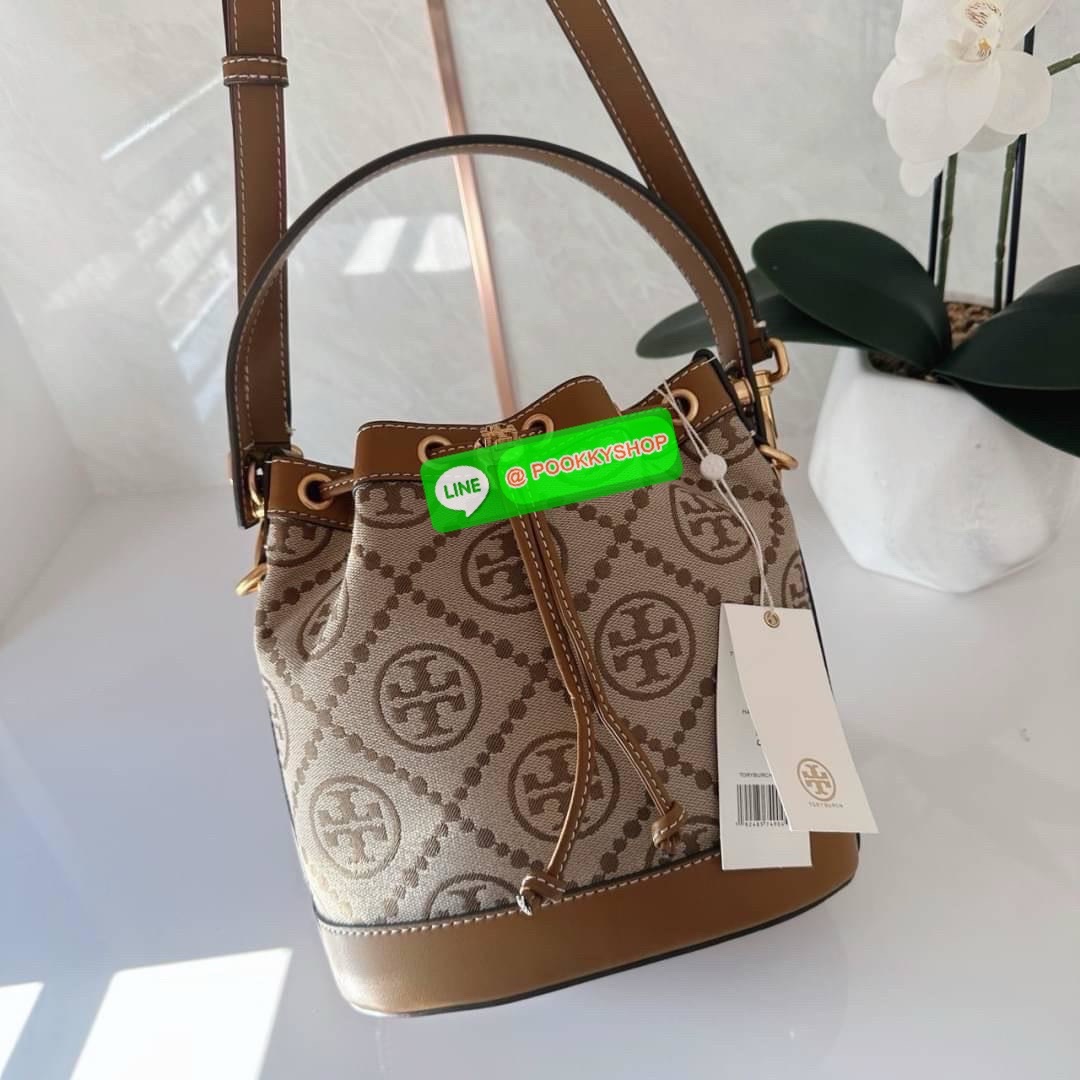 TORY BURCH T MONOGRAM JACQUARD BUCKET BAG กระเป๋าสะพาย ทรงบัคเกต รุ่นฮอต สไตล์ไหนเข้าได้ ทุกลุค วัสดุ jacquard ตัดขอบหนังแท้ ภายในเป็นช่องโล่งกว้าง ใส่ของได้เยอะหยิบจับสะดวก มาพร้อมสายสะพายข้างหนังแท้ ถอดและปรับระดับได้สะพายชิวได้ทุกโอกาส
