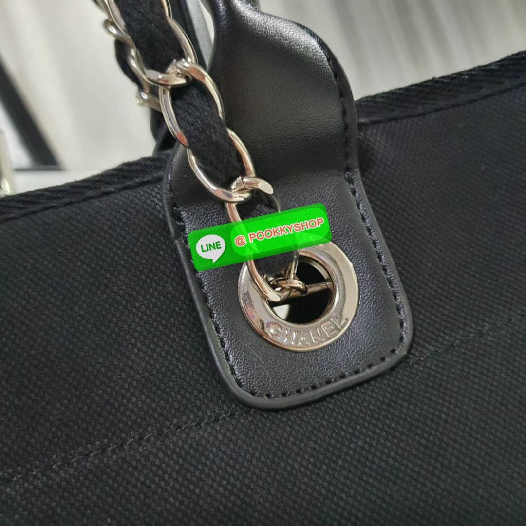 กลับมาพร้อมส่งอีกครั้ง!! รอบนี้มีมาให้เลือก8สี เลยค่ะ กับรุ่นที่สาวๆรอคอย CHANEL CANVAS TOTE BAG จากงานพรีเมี่ยม VIP GIFT รุ่นดังเลยค้า SIZE ใหญ่อลัง ตัวกระเป๋าเป็นผ้า CANVAS เนื้อดีสมราคา อะไหล่เงินปั้มแบรนด์แท้ทั้งใบ ด้านหน้าปัก logo แบรนด์สุดหรู จุของไ