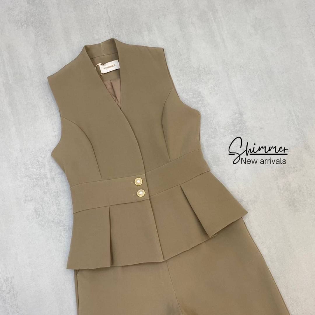 เสื้อทรงยาวงานกระดุมหน้าเก็บซับในทั้งตัวปลายเสื้อจับจีบ แพทเทิร์นสวยเข้ารูป ช่วงอกมีกระดุมกด แมทช์คู่กับกางเกงขายาวกึ่งเดฟ ทรงสวยไม่รัดขาเกินไป เนื้อผ้าพื้นเกรดพรีเมียมทั้งชุด ลุคนี้เสริมบุคลิกผู้สวมใส่ให้สวยเป๊ะ แบบเซเลปแน่นอนค่า