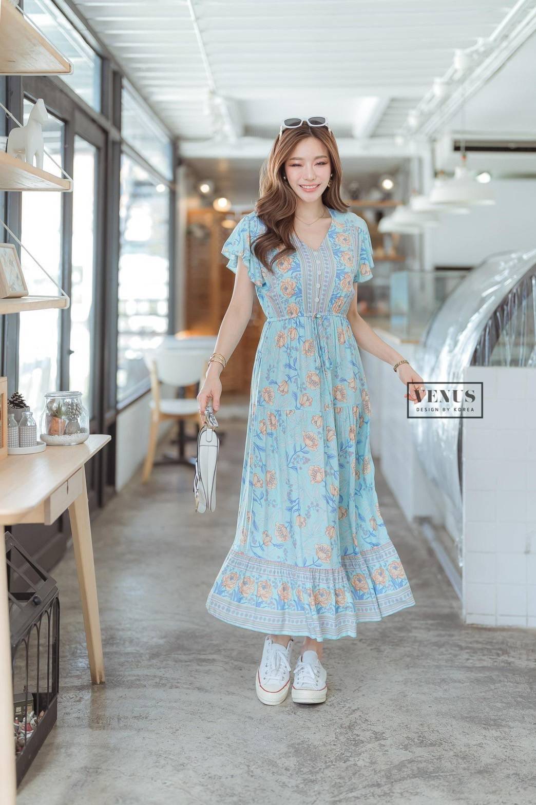 I'm Lady By Venus Flora MaxiDress แม๊กซี่เดรสพิมพ์ลายดอกไม้ แต่งกระดุมเรียงหน้า ช่วงเอวแต่งสม๊อคยืด สามารถรูดได้นะคะ งานเก๋เนื้อผ้าพริ้วใส่สบายสุดๆคะ แม๊ทกับรองเท้าผ้าใบก็น่ารักคะ