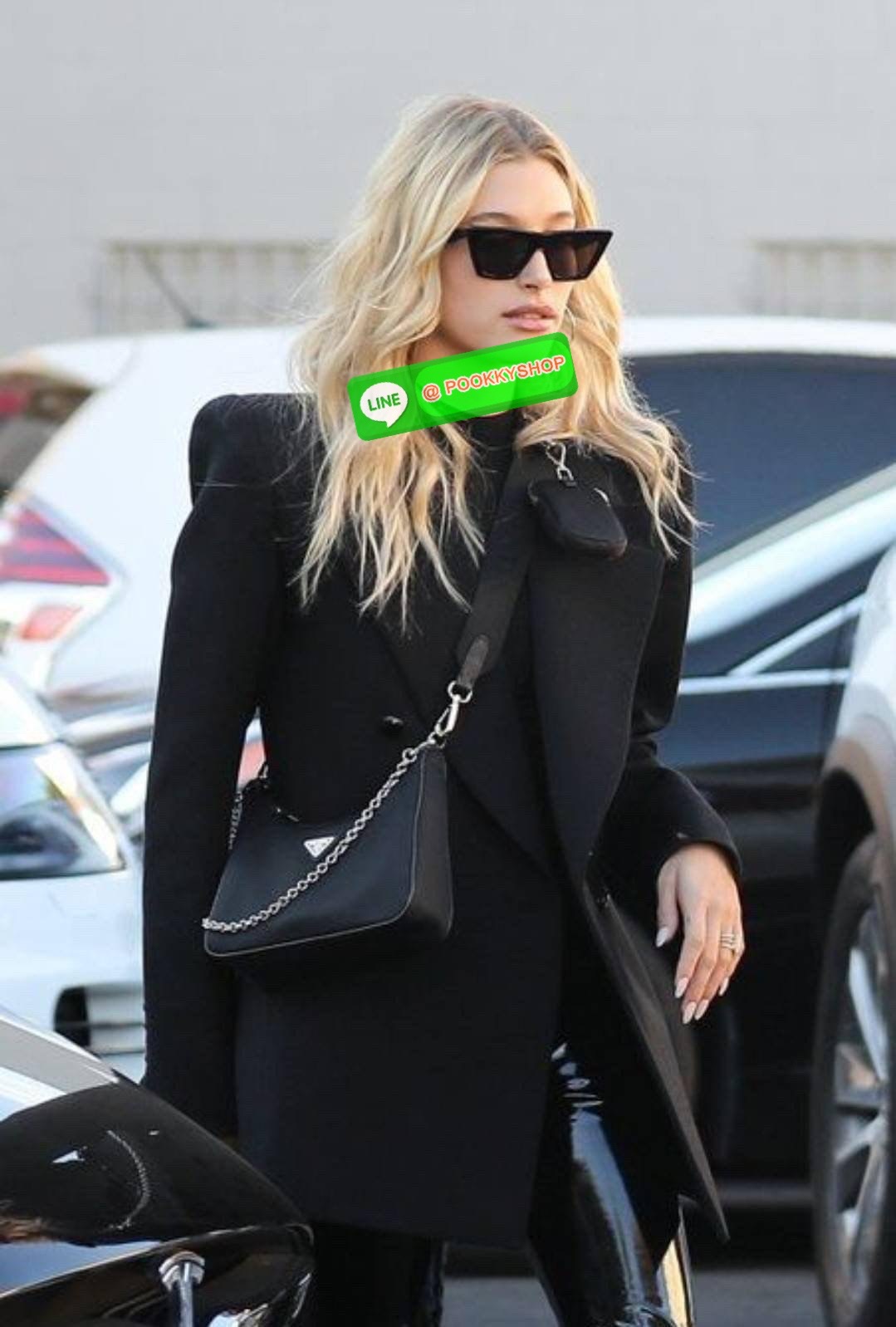 PRADA RE-EDITION 2005 RE-NYLON SHOULDER BAG ไอเท็มสุดปัง ที่ฮิตตลอดกาลไม่ว่าจะปีไหนๆ จัดให้ครบทั้งสีขายดีและสีใหม่ล่าสุด ที่สายคุณหนูห้ามพลาด!! กับกระเป๋าสะพายทรงคลาสสิค เหมาะเป็น everyday bag มากๆ วัสดุผ้าไนล่อนคุณภาพ พร้อมใบลูก ไว้ใส่เหรียญ ใส่กุญแจได้ส