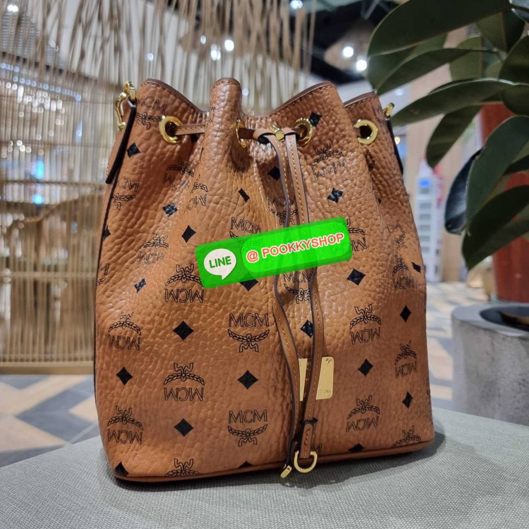 MCM MEDIUM ESSENTIAL DRAWSTRING BAG IN VISETOS กระเป๋าสะพายทรง bucket ไซส์ medium ใบใหญ่กำลังดี รูดเปิด-ปิดด้วยหนัง และยังมีกระดุมแม่เหล็กติดกันของหล่น พิเศษที่มีสายสะพายให้ 2 แบบ สายคล้องไหล่หรือถือได้ และสายสปอร์ตสะพายข้าง วัสดุหนังแคนวาสคุณภาพดี ภายในโ