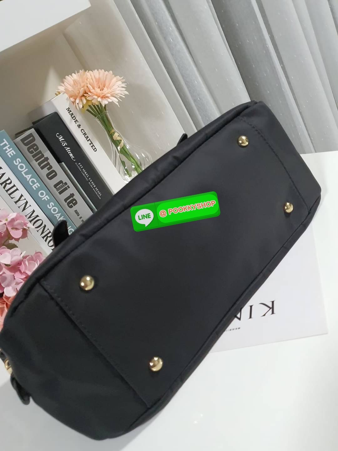 รุ่นยอดฮิต !!! ปังปุริเย่ 🎉🎉 กระเป๋าทรง HANDBAG จากงานพรีเมี่ยมกิ้ฟ จากเคาเตอร์ต่างประเทศ มาแล้วค่า กระเป๋าถือทรงหรู จากแบรนด์ PRADA เป็น กระเป๋าผ้าไนล่อน ตกแต่งรอบใบได้ สวยมาก ด้านในมีช่องซิปและช่องใส่ของ เป็นสัดส่วน อะไหล่ทองหรู ขนาดกำลั