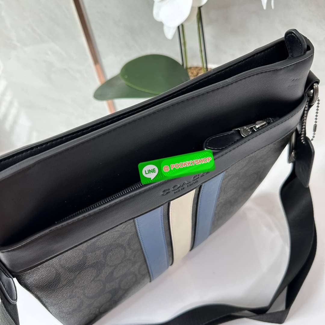 COACH F26068 CHARLES CROSSBODY IN SIGNATURE CANVAS WITH VARSITY STRIPE 🔖กระเป๋าสะพายและคอสบอดี้ โดดเด่นด้วยแทบตัดสีฟ้า 🔖วัสดุ:หนังแคนวาสตัดหนังแท้ 🔖เปิด-ปิดด้วยซิป ภายในมีช่องลับ 2 ช่อง มีช่องซิปแยก 🔖สายสะพายสามารถปรับระดับ