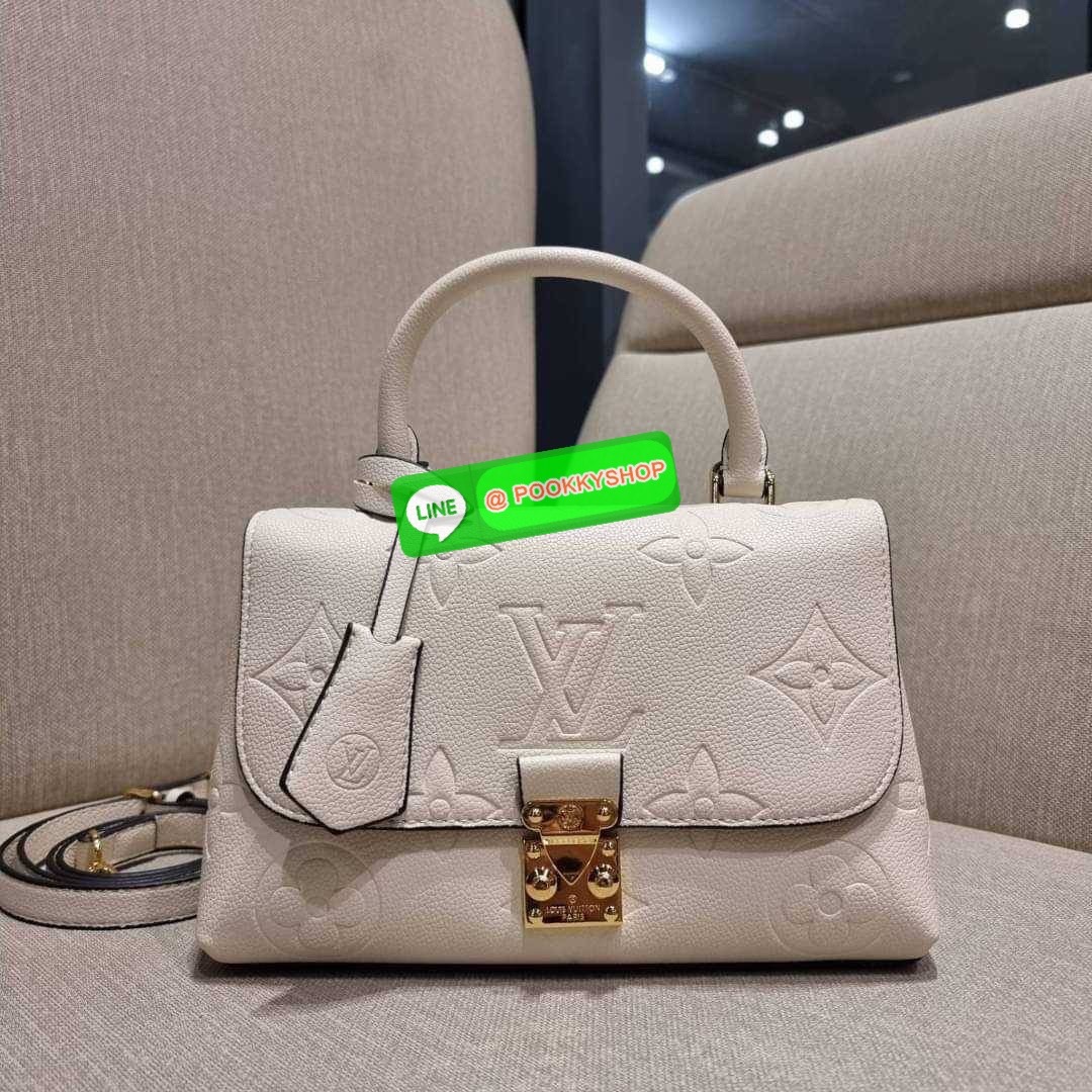 LV MADELEINE BAG ใหม่ล่าสุด อีกหนึ่งรุ่นคลาสสิคหายาก จากเคาน์เตอร์ dutyfree ที่สาวๆรอคอย กระเป๋าถือ/สะพายข้าง ดีไซน์เรียบง่าย แต่เต็มไปด้วยดีเทลความหรู วัสดุหนังวัวปั๊มลายเอกลักษณ์ เปิด‐ปิดด้วยอะไหล่กดล็อคสีทองหรู และมีพวงหนังห้อยพิเศษแถมมาให้ด้วย ภายในแบ