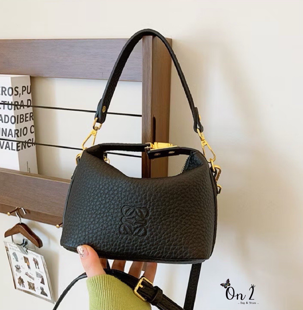 กระเป๋าหนังแฟชั่นทรงสุดฮิต ดีไซน์เรียบหรูแต่ดูเก๋มาก ✨ หนังเท็กซ์เจอร์นิ่ม สวยหรู จับถนัดมือ หัวล็อกโลหะสีทอง ตัดกับตัวกระเป๋า เพิ่มความหรูหรามีระดับ ใส่มือถือ เงิน และของใช้จุกจิกได้ครบ มีสายสะพายปรับได้ จะถือ / สะพายข้าง / crossbody ก็ได้หมด ดีไซ