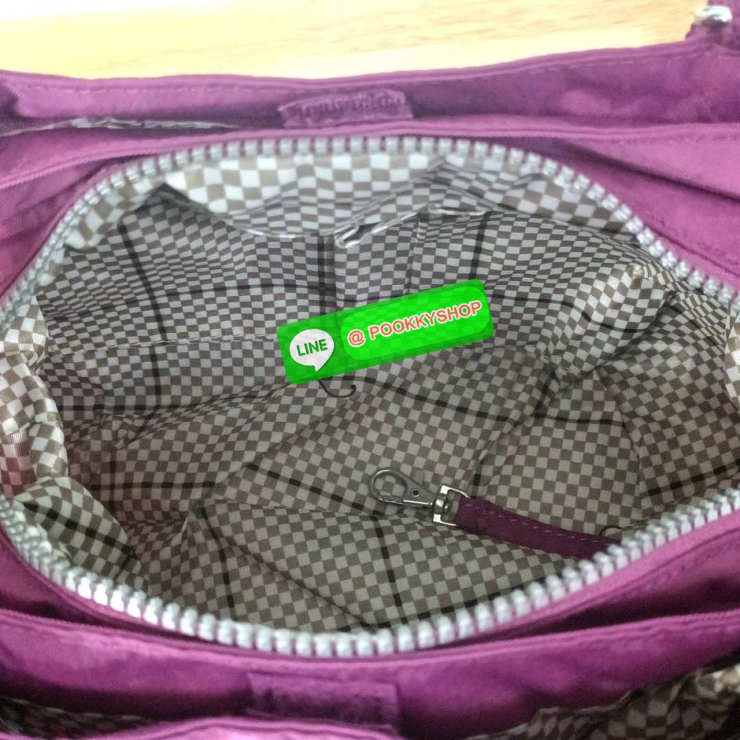 KIPLING ELISE HANDBAG กระเป๋าถือและสะพายไหล่ วัสดุ Nylon +Polyester ขนาดกำลังพอดี จุของได้มาก มีหูจับสองสาย ถือสะดวก น้ำหนักเบา มีช่องซิป ด้านหน้า ช่อง กระเป๋าหลักเปิด-ปิดด้วยซิป มี3 ช่องว่างใส่ของได้จุมากๆ ใส่มือถือได้ กระเป๋าสตางค์ใบยาว และ เครื่องสำอาง