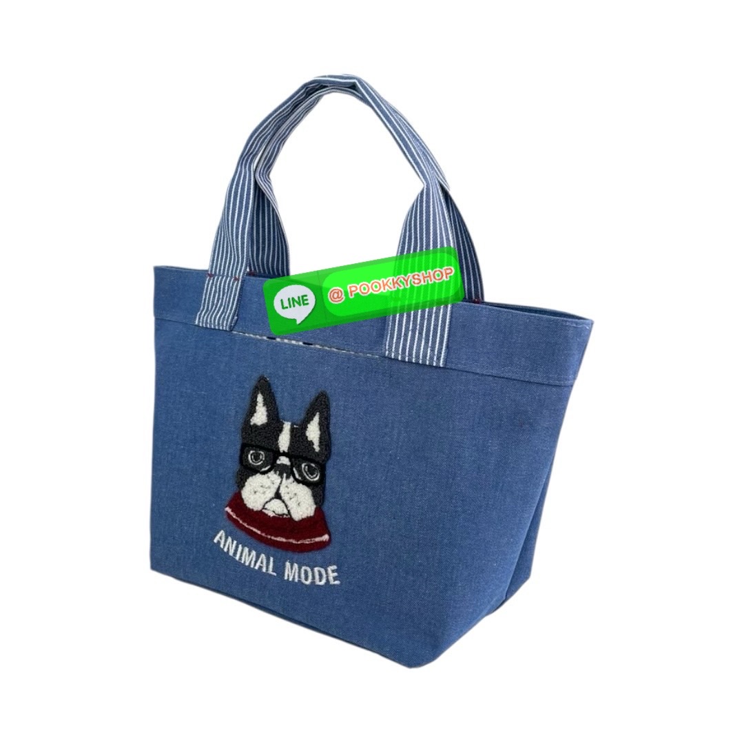 กระเป๋ามินิ Kusuguru Paulo Dyed Denim & Hickory ผ้าย้อมเส้นด้ายนี้มีเนื้อสัมผัสคล้ายผ้าเดนิม ต่างจากผ้าเดนิม ตรงที่ทนทานต่อสีตกและมีน้ำหนักเบา ลายปัก Sagara สามมิติอันโดดเด่นสะดุดตานั้นน่าประทับใจอย่างยิ่ง กระเป๋าใบนี้มีขอบกระเป๋าที่กว้างและขนาดที่ใช้งานง