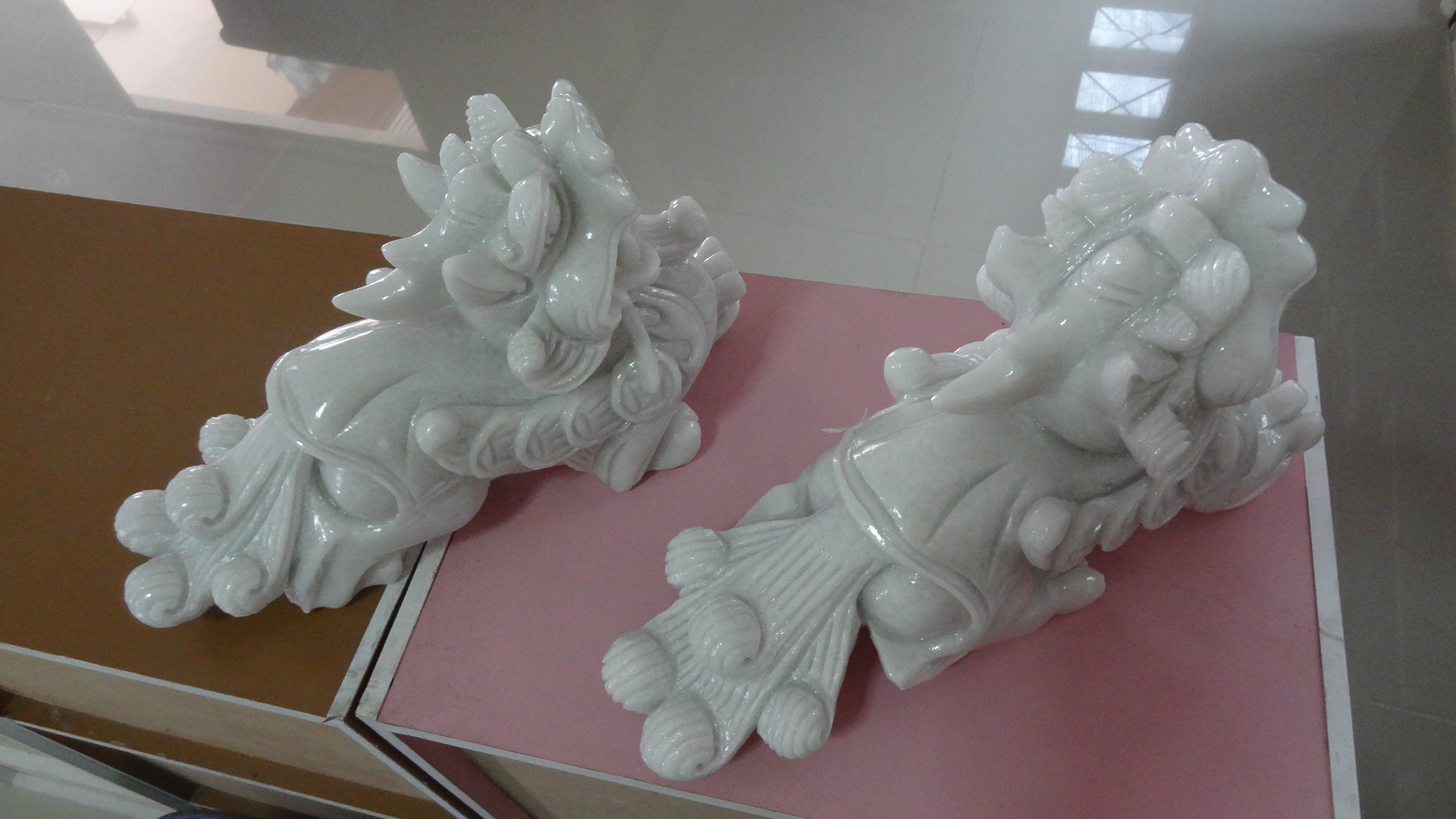 ปี่เซี๊ยะคู่ หินอ่อนสีขาว หางพวง ขนาดยาว 32 สูง 20 เซนติเมตร ( 1 คู่ )