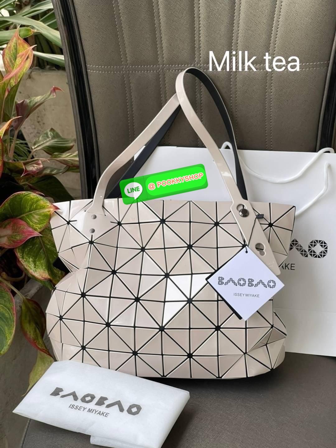 💕 Bao Bao Issey Miyake ROCK MATTE ซีรีส์นี้จะเป็นทรงสี่เหลี่ยมผืนผ้า มีซิปปิดด้านบน ถือเป็นรุ่นที่เหมาะกับการใช้งานในชีวิตประจำวัน สามารถพับมุมและบริเวณด้านล่างของกระเป๋าเพื่อเพิ่มความสะดวกสบายในการใช้งาน ทั้งยังช่วยให้วางกระเป๋าในแนวตั้งได้อีกด้ว