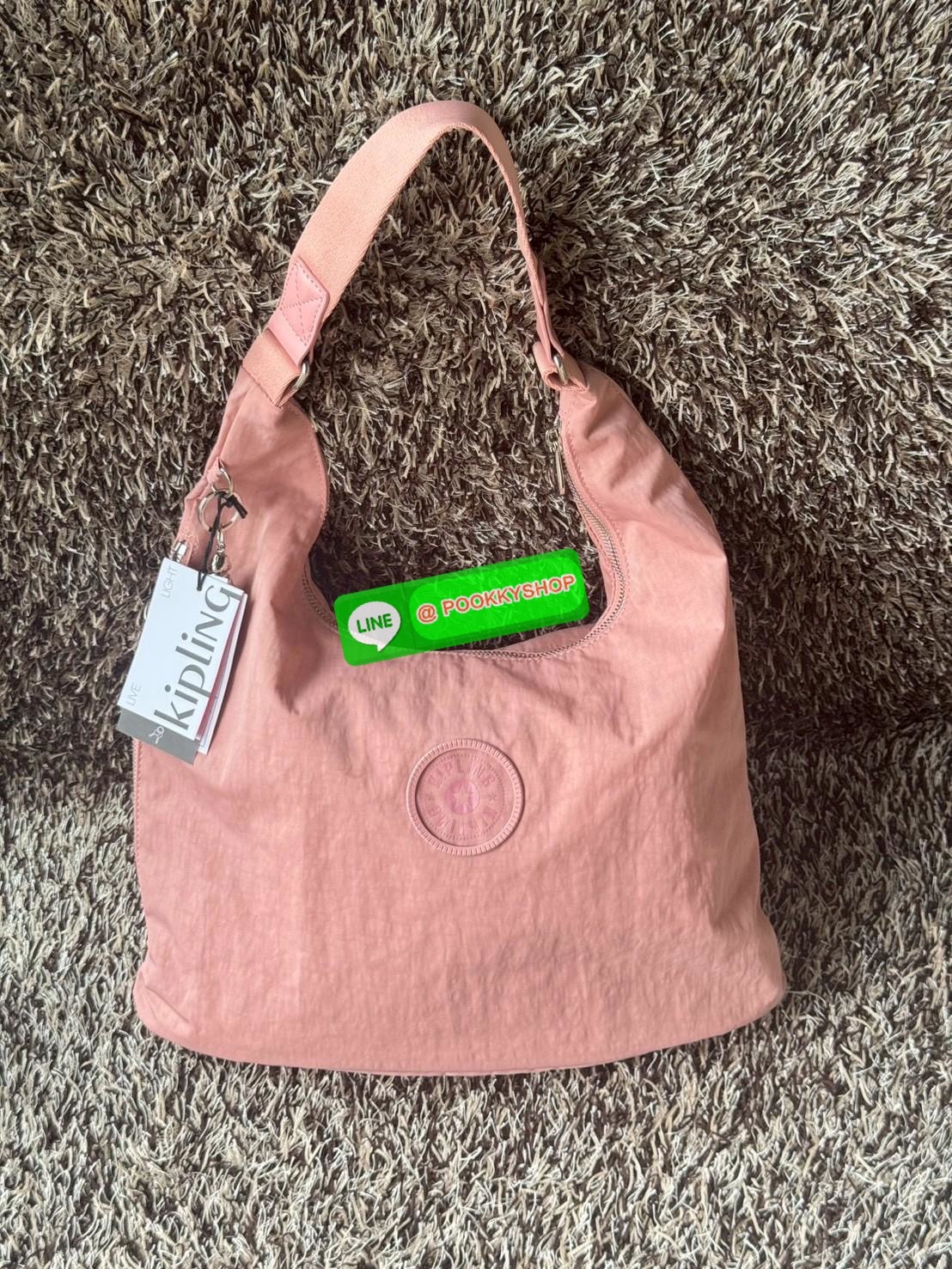 Kipling Eanna Zip กระเป๋าสะพายไหล่ดีไซน์ที่มาพร้อมสไตล์แบบจัดเต็ม เป็นแอคเซสเซอรีที่เข้ากับลุคไหนก็ได้อย่างลงตัว มาพร้อมช่องหลักปิดซิป ช่องจัดระเบียบด้านใน ช่องด้านข้าง รวมถึงช่องใส่ปากกาและสายคล้องกุญแจ เพิ่มความเป็นระเบียบสูงสุดในทุกการใช้งาน