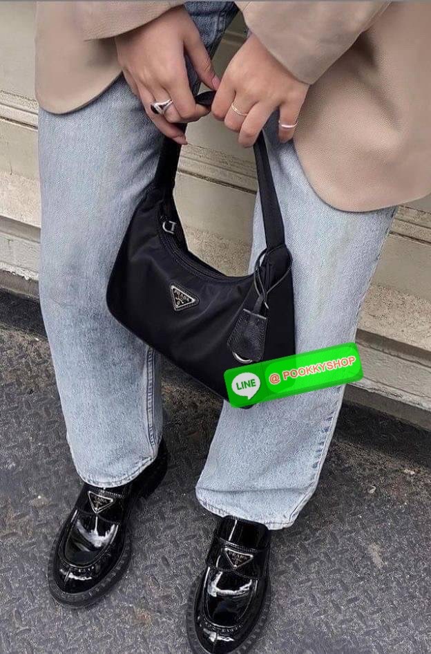 รุ่นใหม่แนะนำ!! รุ่นขายดีในตำนานค่ะ กับงานพรีเมี่ยมกิ้ฟท์ PRADA NYLON HANDBAGS ขนาดกะทัดรัด #อะไหล่เงิน วัสดุทำจากผ้าNylon อย่างหนา อยู่ทรง กันน้ำได้ หายห่วงคะ ด้านหน้ามีโลโก้แบรนด์ เปิดปิดด้วยซิป มาพร้อมสายผ้า ไม่สามารถถอดได้ ภายในบุผ้าลายPrada และป้ายโล
