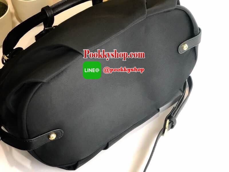 PRADA NYLON BAG WITH ZIP กระเป๋าถือหรือสะพายพรีเมี่ยมกิ้ฟจากเคาน์เตอร์แบรนด์ Limited edition วัสดุ Nylon เนื้อหนาคุณภาพดีตามแบบฉบับแบรนด์ด้านหน้าประดับโลโก้หรู เปิดปิดด้วยซิป ภายใน Polyester 100% มีโลโก้ ช่องซิปจุมากค่ะ สามารถใส่เอกสาร A4 ipad ของใช้ได้เย