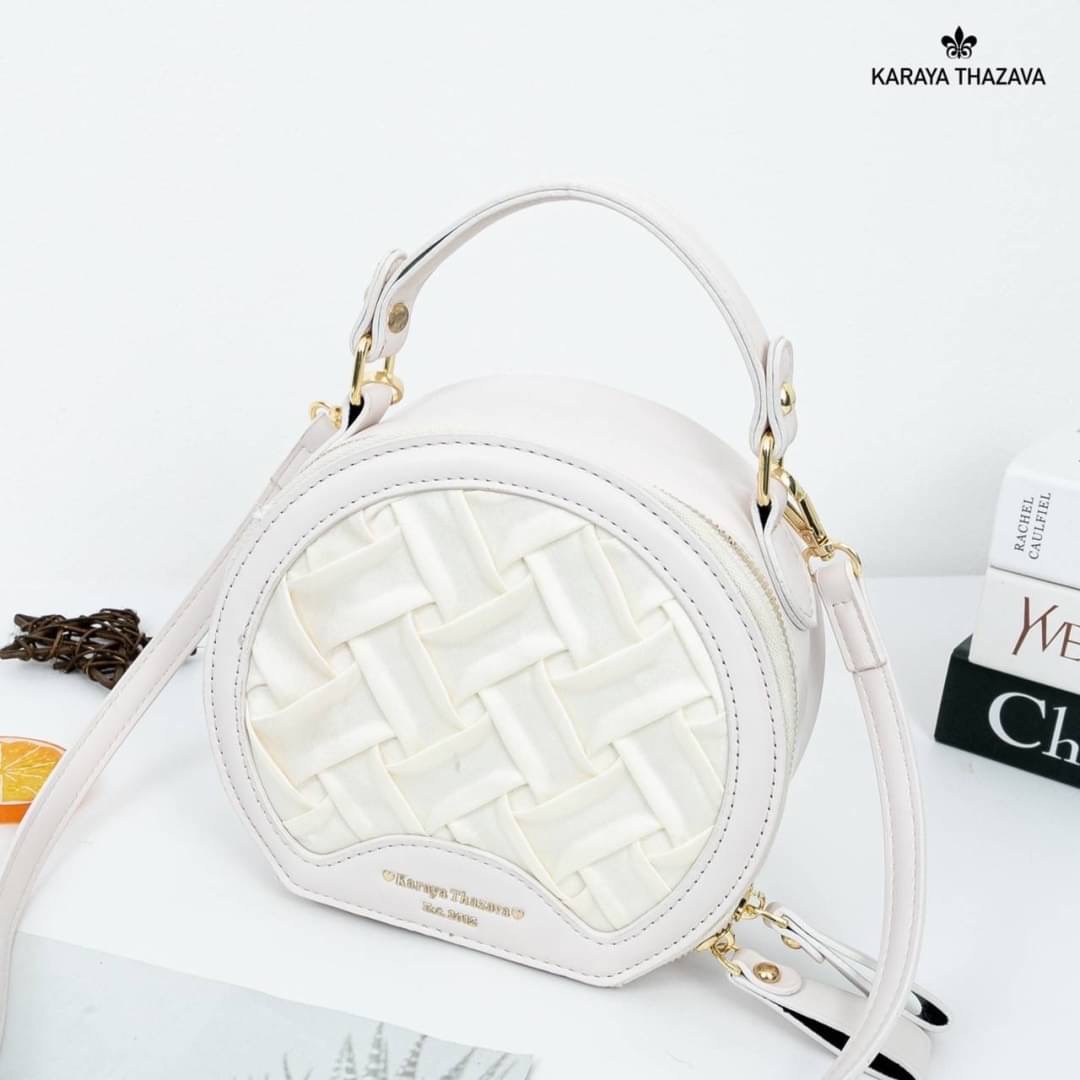 แบรนด์แท้ Karaya ทรงกลมน่ารัก สีสวย มี 2 ช่องใช้งาน ถือได้สะพายข้างได้ งานขายดีคะ ทรงสวยขนาดกำลังน่ารัก