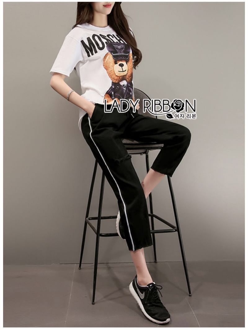 Lady Ribbon's Made Lady Ellen Street Chic Printed T-shirt and Sweat Pants Set เซ็ตเสื้อทีเชิ้ตพิมพ์ลายและกางเกงวอร์มสไตล์สตรีท ลุคนี้เป็นสไตล์แบรนด์ Moschino แบบสตรีทเก๋ๆ ตัวเสื้อเป็นเสื้อยืดแขนสั้น ตรงกลางพิมพ์ลายตุ๊กตาหมี ส่วนกางเกงเป็นการเกง Sweat
