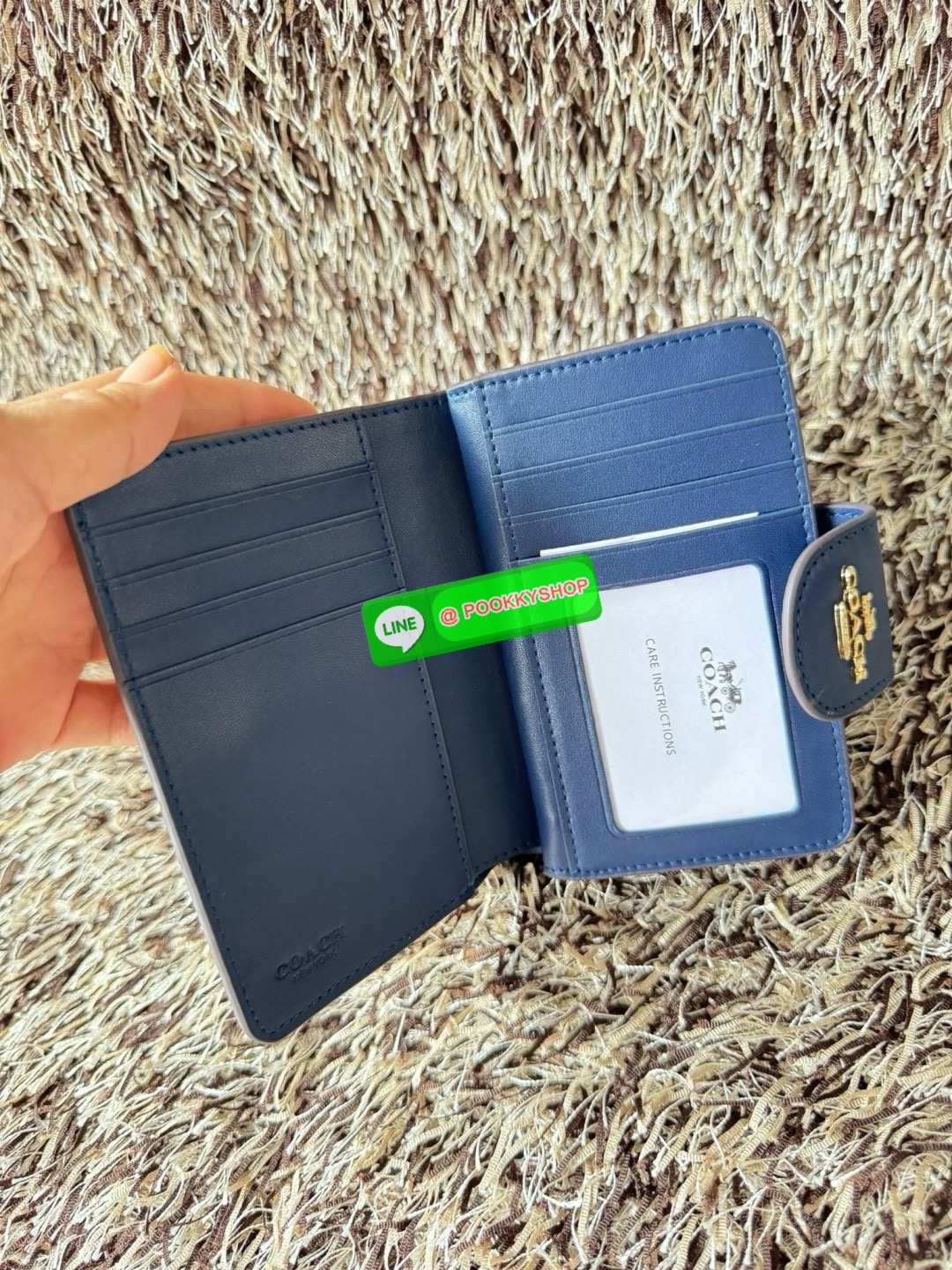 COACH MEDIUM CORNER ZIP WALLET IN SIGNATURE CANVAS กระเป๋าสตางค์ขนาดกลางที่ถือว่าเป็นไอเทม Must Have ของทุกเพศทุกวัยที่ต้องพกติดตัวไว้ตลอดเวลา เพราะนอกจากจะช่วยจัดเก็บเงิน บัตรประชาชน บัตรเครดิตและต่าง ๆ ให้เป็นระเบียบเรียบร้อยยังต้องคำนึงถึงประโยชน์ใช้สอ