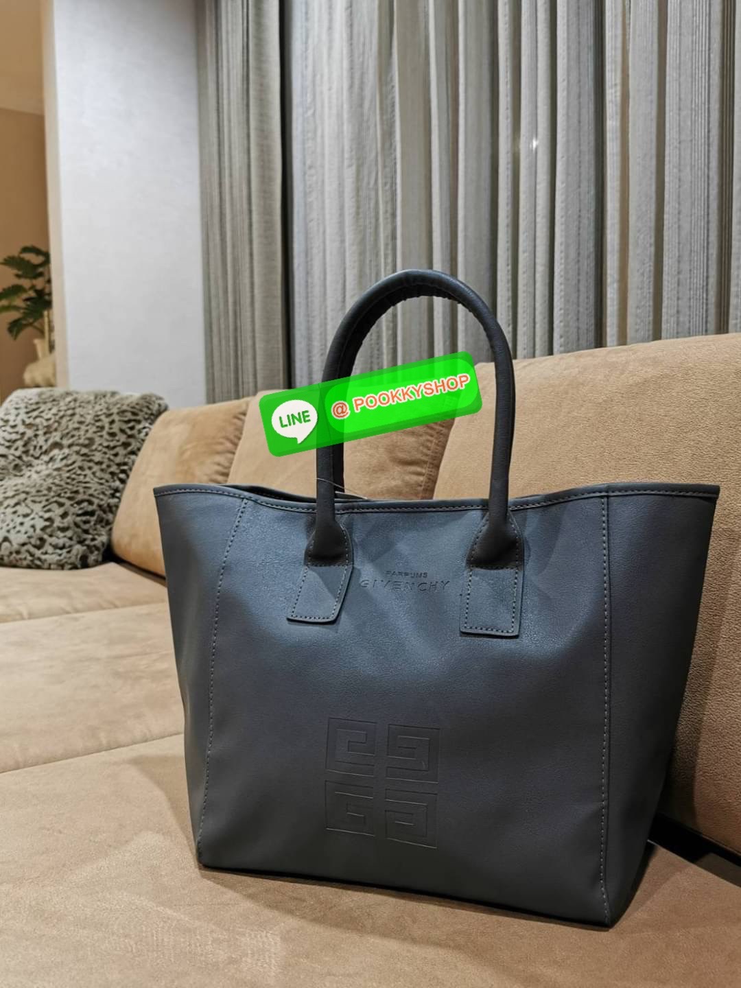 Best Seller! Givenchy Black Soft Leather Shoulder Handbags (Limited edition) กระเป๋าถือหรือสะพายพรีเมี่ยมของเเท้จาก "Givenchy Perfume Counter" วัสดุหนังนิ่มเรียบสีดำด้านหน้าปั้มโลโก้แบรนด์ GV ภายใน Polyester 100% สีดำสกรีนโลโก้สวยดูดี เปิดปิดด้ว