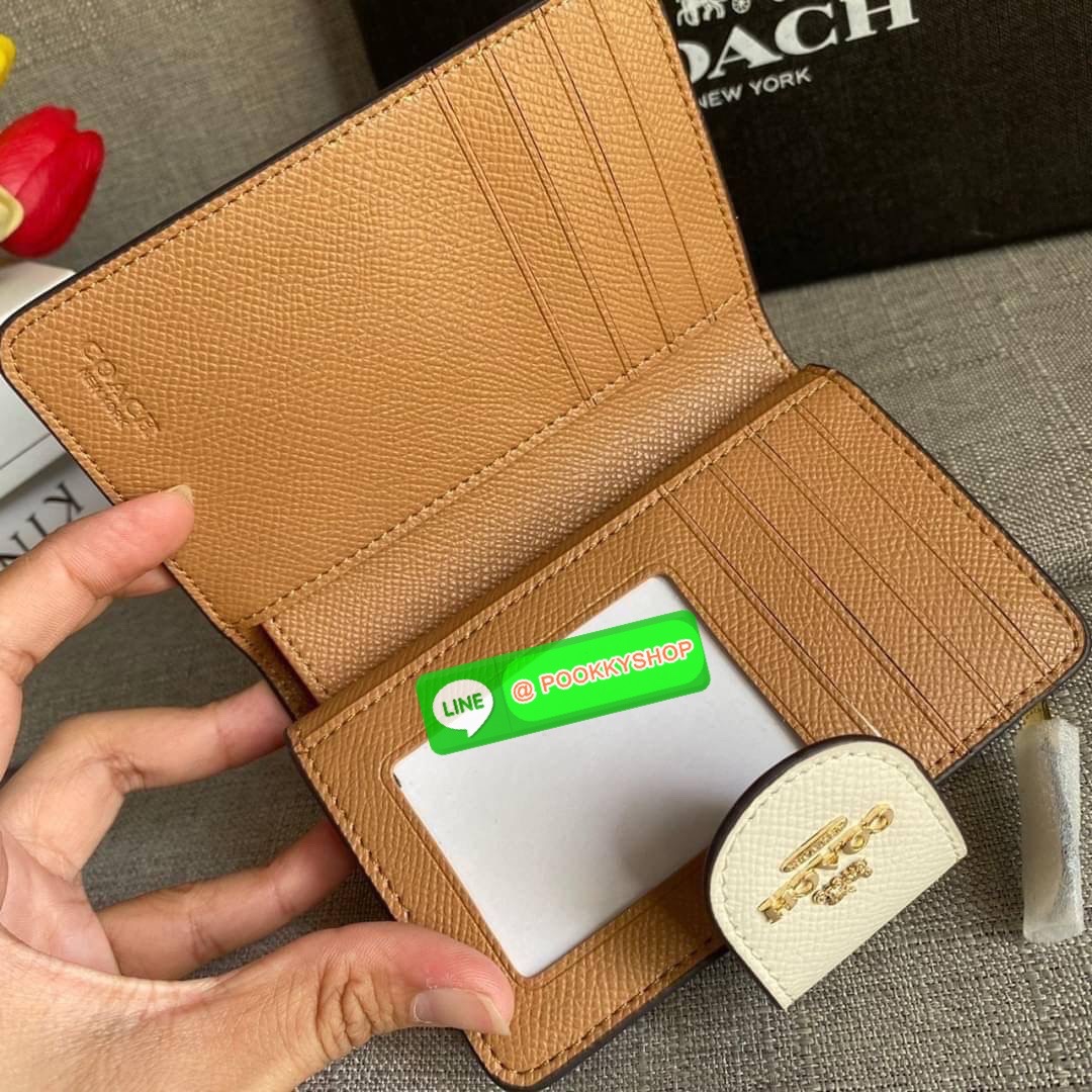 COACH 6390 MEDIUM CORNER ZIP WALLET กระเป๋าสตางค์ใบกลาง สีพื้นเรียบหรู วัสดุcrossgrain ภายในมีช่องใส่บัตรและธนบัตรได้ทุกชนิด มีช่องซิปใส่เหรียญ ขนาดกะทัดรัดพกพาง่าย คนชอบจัดระเบียบกระเป๋าสตางค์แนะนำเลยจ้า