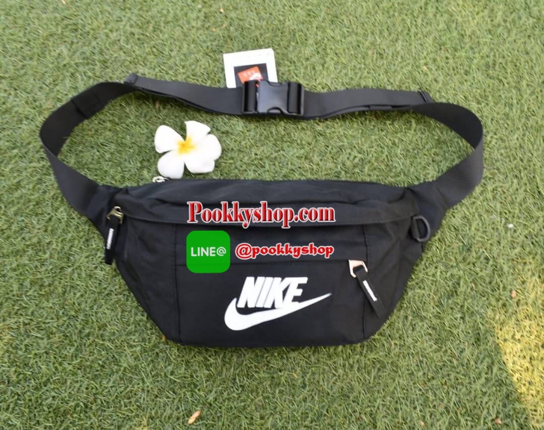 NIKIE TECH HIP PACK กระเป๋าขนาดพอเหมาะ คาดเอว สะพายข้าง เปิดปิดด้วยซิป 3 ช่อง (2 ช่องใหญ่ 1 ช่องเล็ก) วัสดุNylon น้ำหนักเบา โลโก้ด้านหน้า Nike เด่นชัด ภายในมีช่องใหญ่บนสุด มีช่องซิปเล็ดตาข่ายอีก 1 ช่อง จุของได้เยอะ สายคาดปรับได้ฟรีไซด์ สามารถใส่ไปเที่ยวแบ