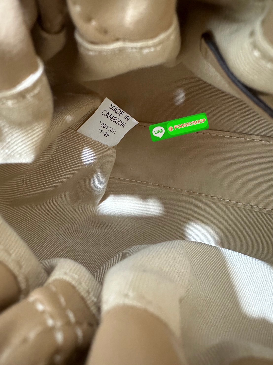 Tory Burch Fleming Drawstring Bag ผลิตจากหนังนิ่ม ตกแต่งด้วยลายไดมอนด์และสายโซ่