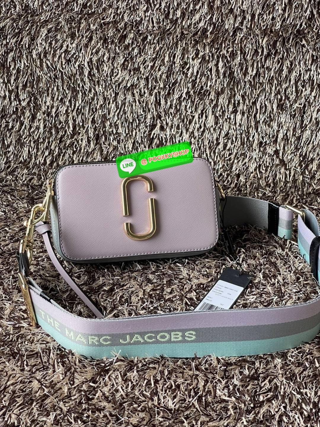 💕 Marc Jacobs Snapshot Bag กระเป๋าแบรนด์ดังจากสัญชาติอเมริกัน นับได้ว่ารุ่นนี้เป็นรุ่นทรงฮิตของ marc jacobs เลยทีเดียว โดยด้านหน้ากระเป๋าจะเป็นโลโก้แบบโลหะที่เป็นสัญลักษณ์ของแบรนด์นี้ มาพร้อมสายสะพายที่จะสะพายยังไงก็ดูโดดเด่น เพราะขนาดใหญ่ที่สกรีน