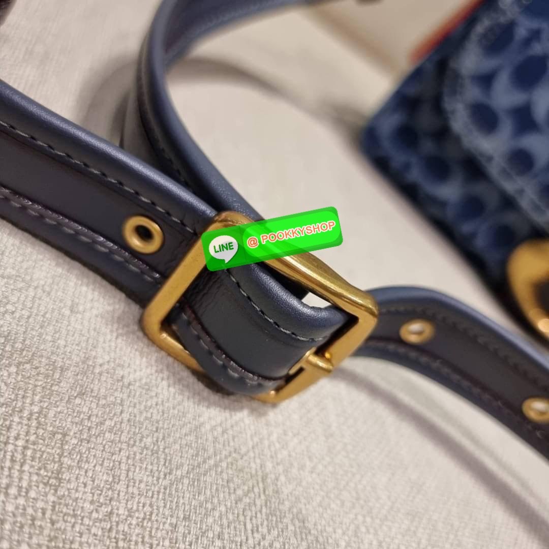 COACH CA105 SOFT TABBY SHOULDER BAG IN SIGNATURE DENIM ใหม่ล่าสุด กระเป๋าสะพายไหล่/สะพายข้าง ดีไซน์วินเทจย้อนยุค สวยคมชัด ด้วยดีไซน์สีเดนิม ให้ดูคลาสสิคมากขึ้น วัสดุผ้าเดนิมลายซิกเนเจอร์ น้ำหนักเบา เปิด-ปิดด้วยฝาปิดแม่เหล็ก ด้านหลังมีช่องซิป ภายในเป็นช่อง