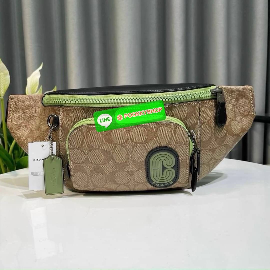 Coach C019 – Charter Belt Bag With Patch (Khaki Green Multi) ใบนี้คือจังหวะสนุกของสีธรรมชาติกับความเท่ที่ใช้งานได้จริง “คาดไว้ไม่ได้แค่ของ…แต่คาดไว้คือสไตล์ที่ไม่ซ้ำใคร” Coach C019 รุ่น Charter Belt Bag โทน Khaki/Green พร้อมโลโก้ Coach Leatherware Patch ข