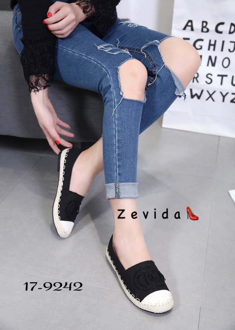 สินค้าพร้อมส่ง มาใหม่จ้าา รองเท้าคัชชูงานฮิตมากๆจ้า งานผ้าดีไซน์ทันสมัย มาแรงสุดๆจ้าา สวมใส่สบาย ใส่ได้ทุกวันเลยจ้าา มี 3 สีน้าา ชิวๆ ชิคๆ รีบจองเลยจ้า